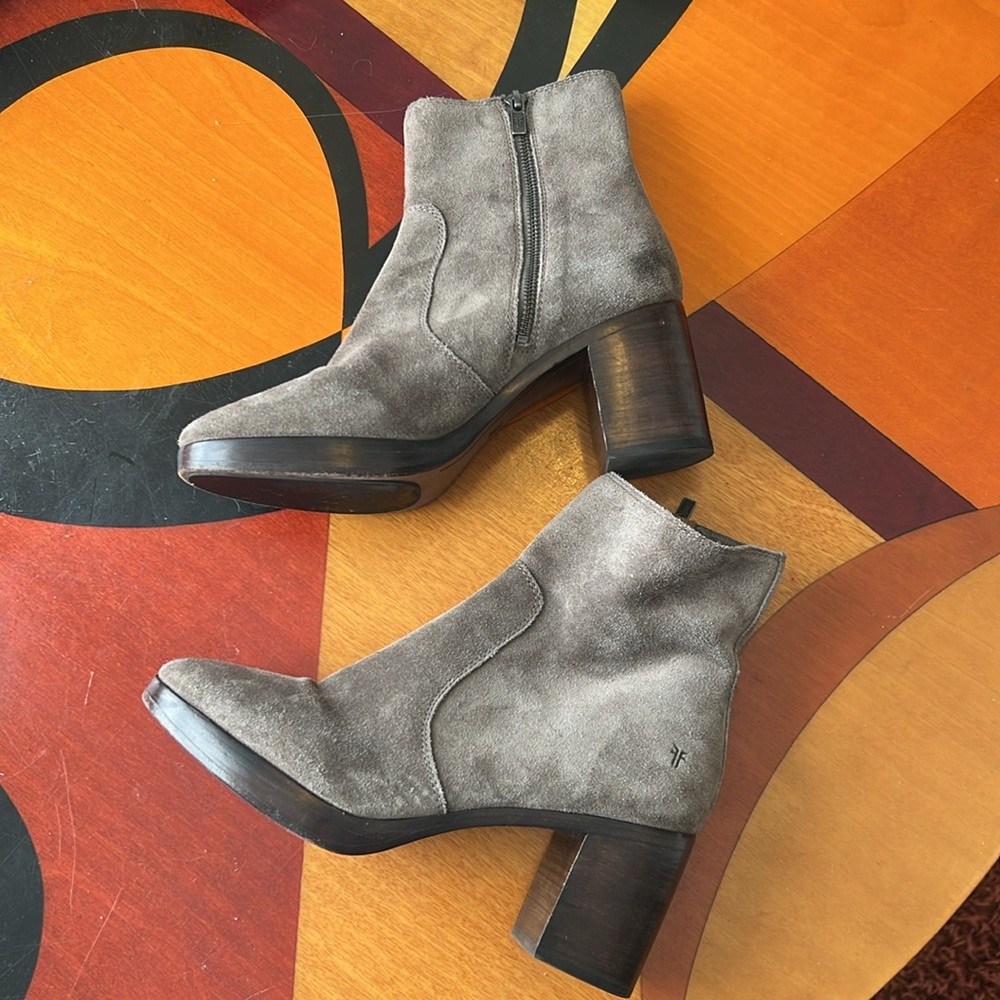 FRYE Joan Campus Suede Wood heeled ankle zip boot. Size 9.5 M  Grey - Picture 4 of 12